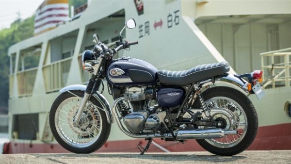 Един от най-дълго задържалите се на пазара класически мотоциклети. В производство от 2011 г., той замени W650. И  в двата модела стилът е много близък до този на японските класики от 60-те години на миналия век, макар вдъхновен от този на британските от същия период. Двигателят е 773-кубиков паралелен с въздушно охлаждане Има 5-степенна скоростна кутия и е способен да развива 48 к.с.

Декларираното тегло на W800 е 226 кг. С джанти със спици, хром и изискани детайли, японският звяр е подходящ за тези, които искат уникална машина в ретро стил, но без да се отказват от съвременни технологии за безопасност, като стандартен ABS и добре калибрирани окачвания. Има го на нашия пазар срещу 21 964 лева.